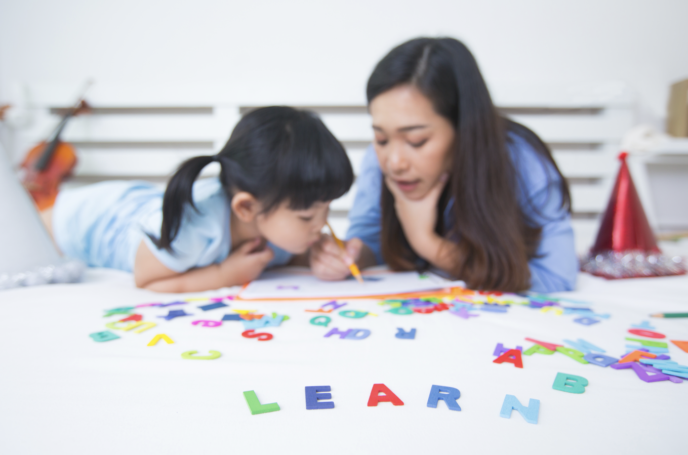 pengenalan huruf anak, milestone anak, belajar huruf, perkembangan anak usia dini, Bunda, si Kecil